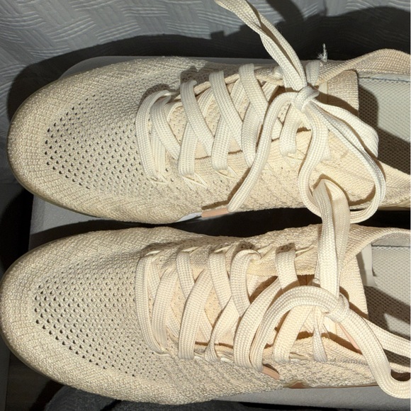 Women's 10/ men's 8.5 Nike Cream Air VaporMax Flyknit Shoes - Picture 8 of 15